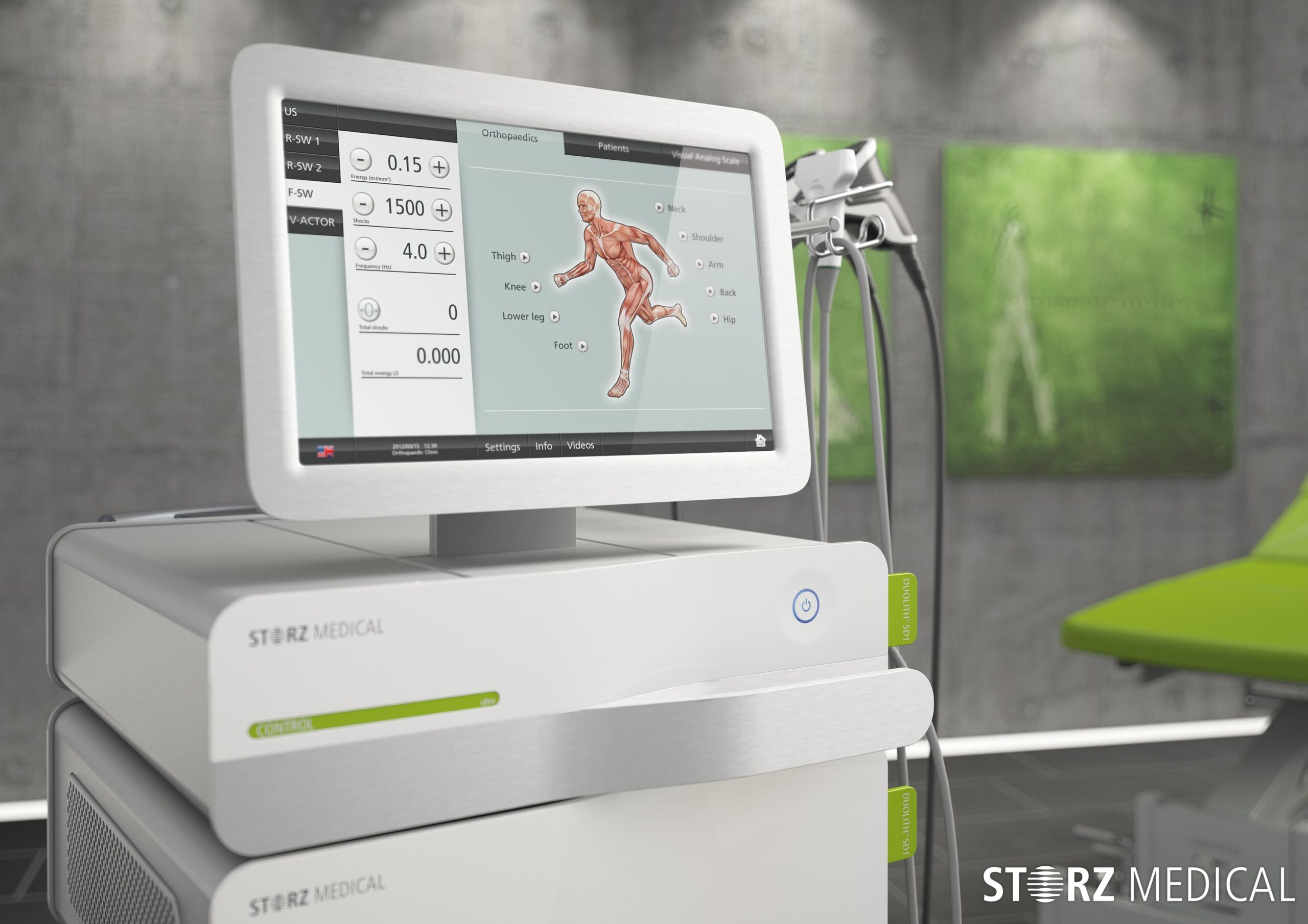 Ein medizinisches Gerät für die Stoßwellentherapie mit einem Monitor, der ein menschliches Muskeldiagramm und Steuerungseinstellungen anzeigt, in einem modernen klinischen Raum mit grünen Akzenten.